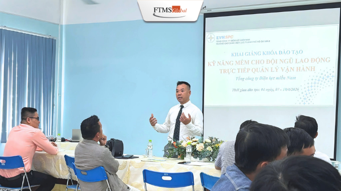 Ông Trần Văn Thức - Giám đốc điều hành của FTMS Global phát biểu tại lễ khai giảng chương trình đào tạo Inhouse cho đội ngũ EVNSPC