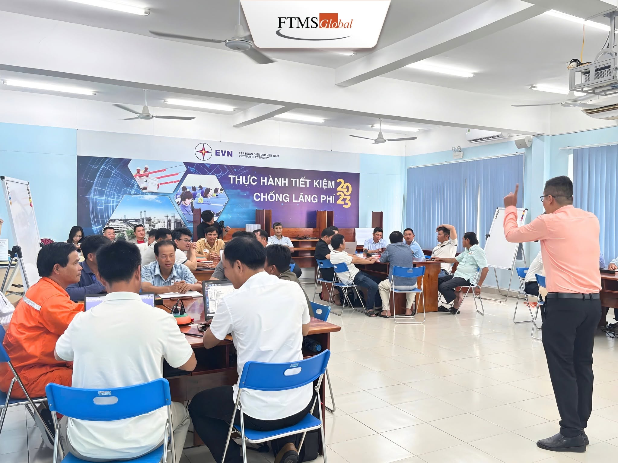 Đội ngũ EVNSPC tham gia hoạt động trao đổi hoặc tương tác trong lớp học