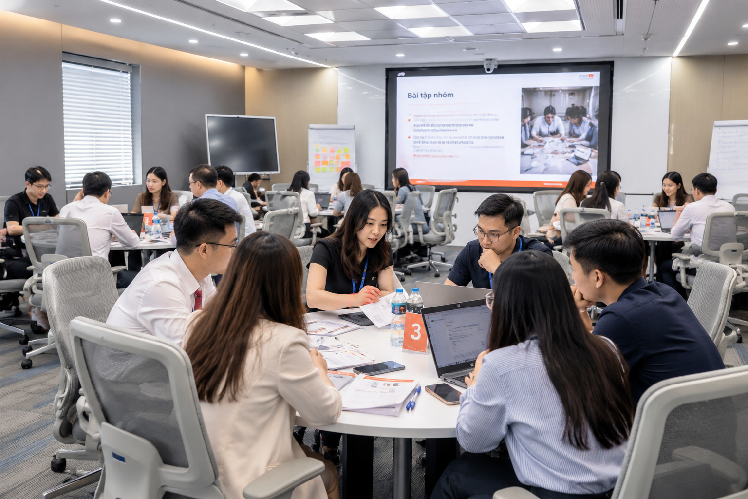 Thực hành workshop trong chương trình đào tạo quản lý cấp trung