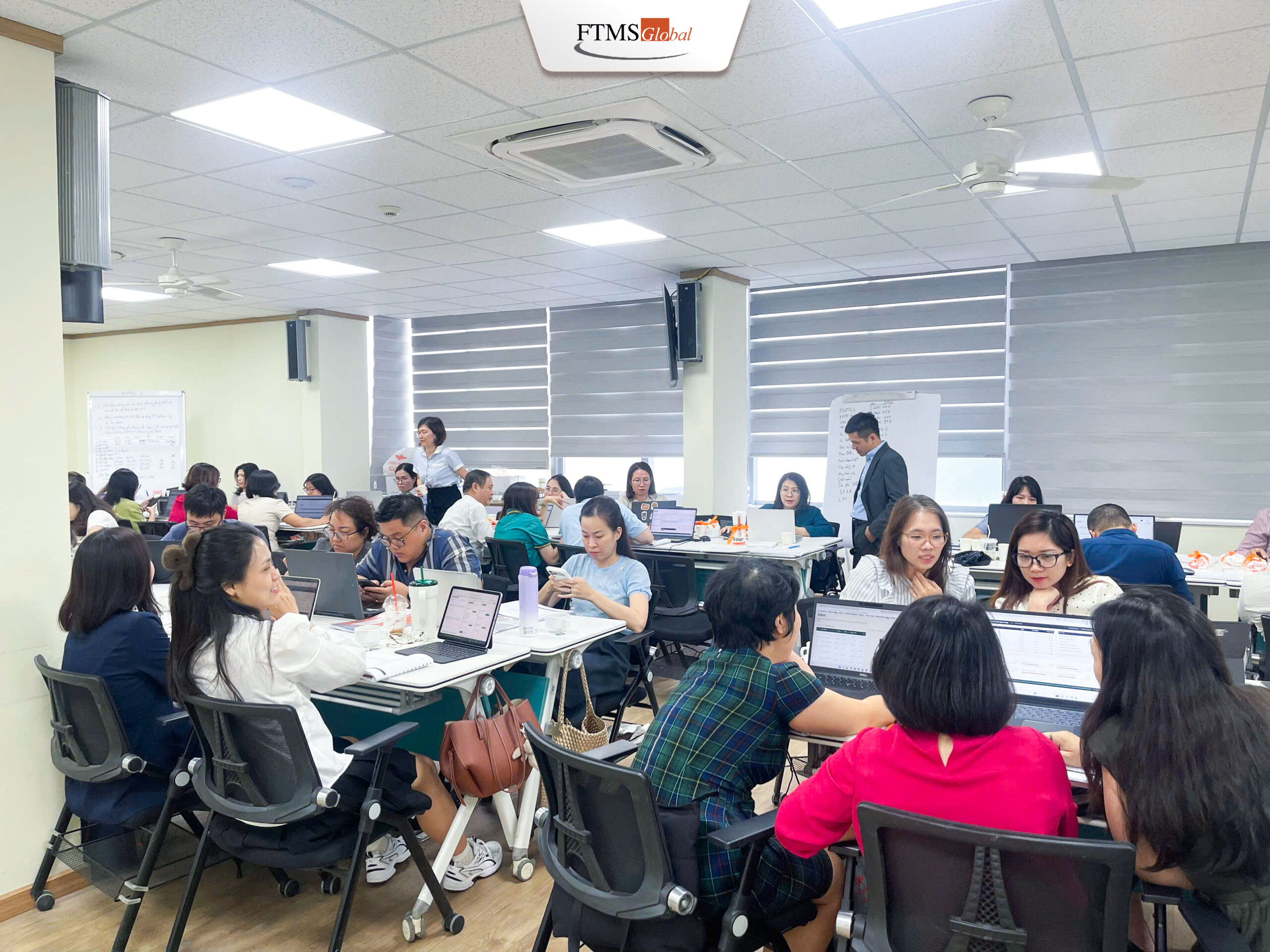 Học viên có thể trực tiếp thao tác trên mô hình, thay đổi giả định, thử kịch bản và đối chiếu kết quả.