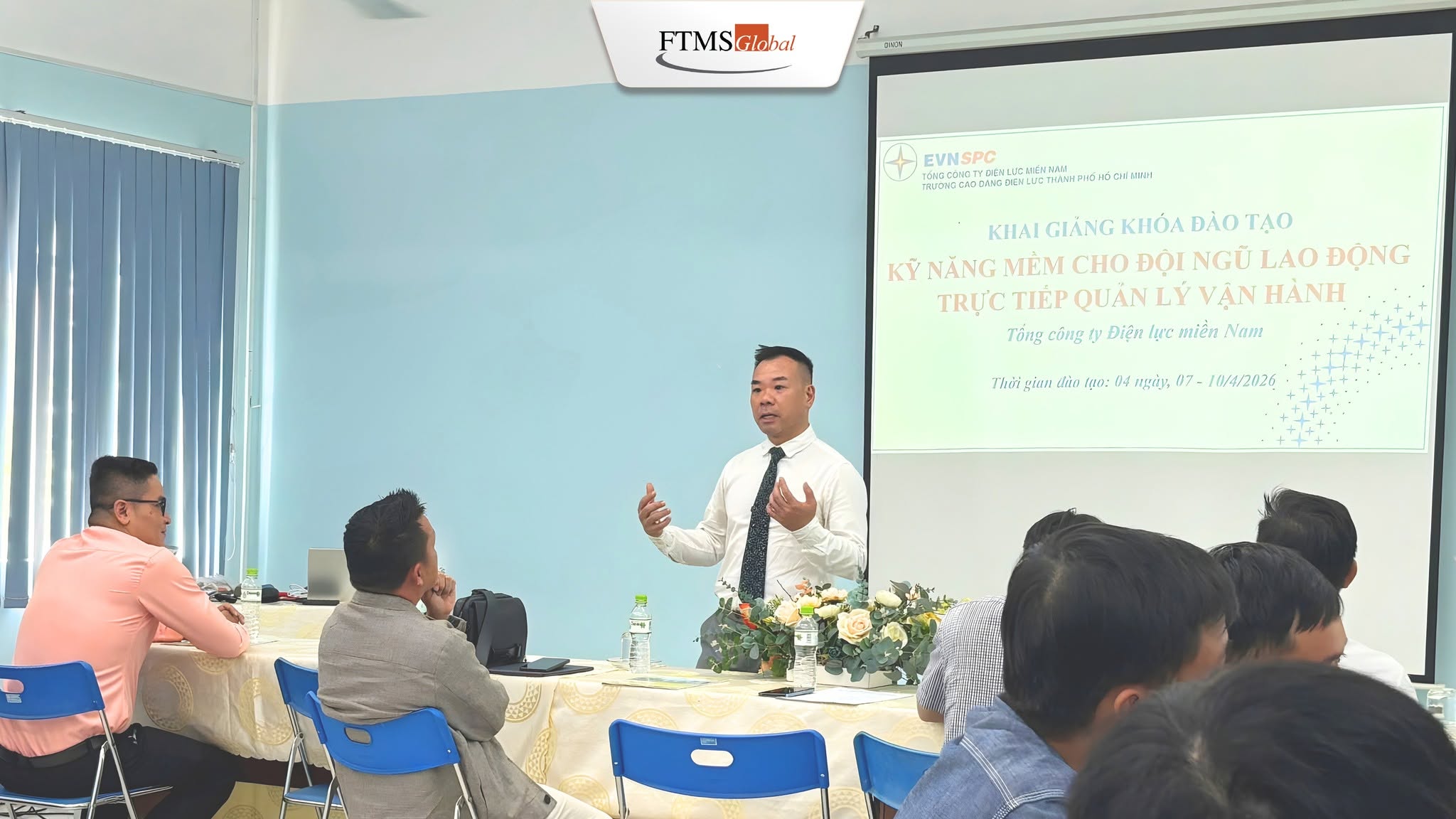 Ông Trần Văn Thức - Giám đốc điều hành của FTMS Global phát biểu tại lễ khai giảng chương trình đào tạo Inhouse cho đội ngũ EVNSPC