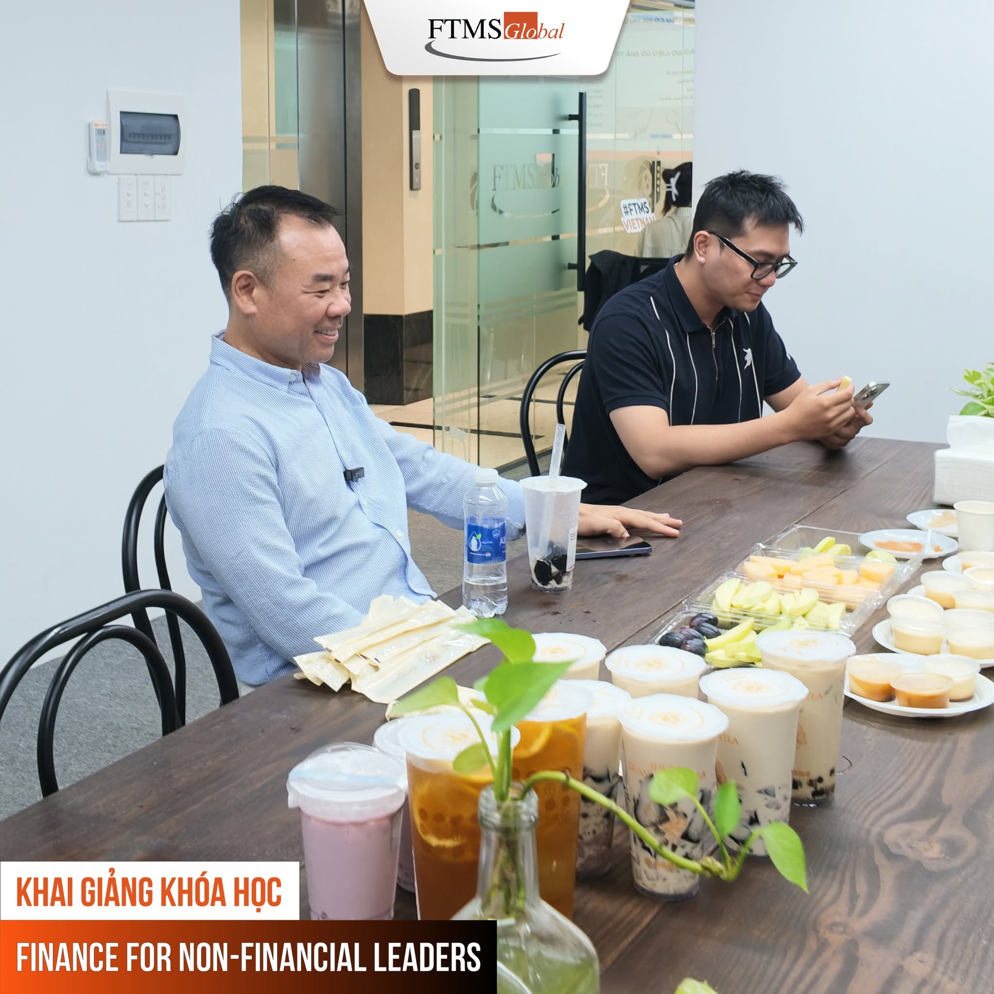 Các học viên FFNL cùng trao đổi, chia sẻ và kết nối với giảng viên trong không khí cởi mở