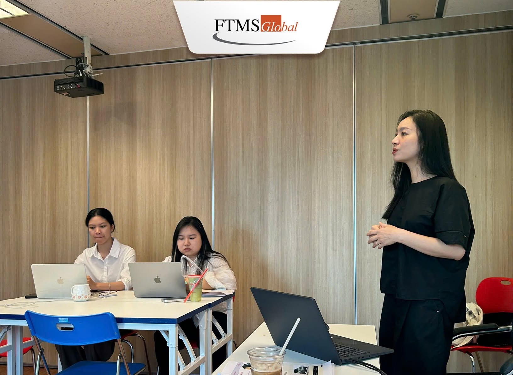 Trao đổi thực hành tình huống chăm sóc khách hàng trong workshop